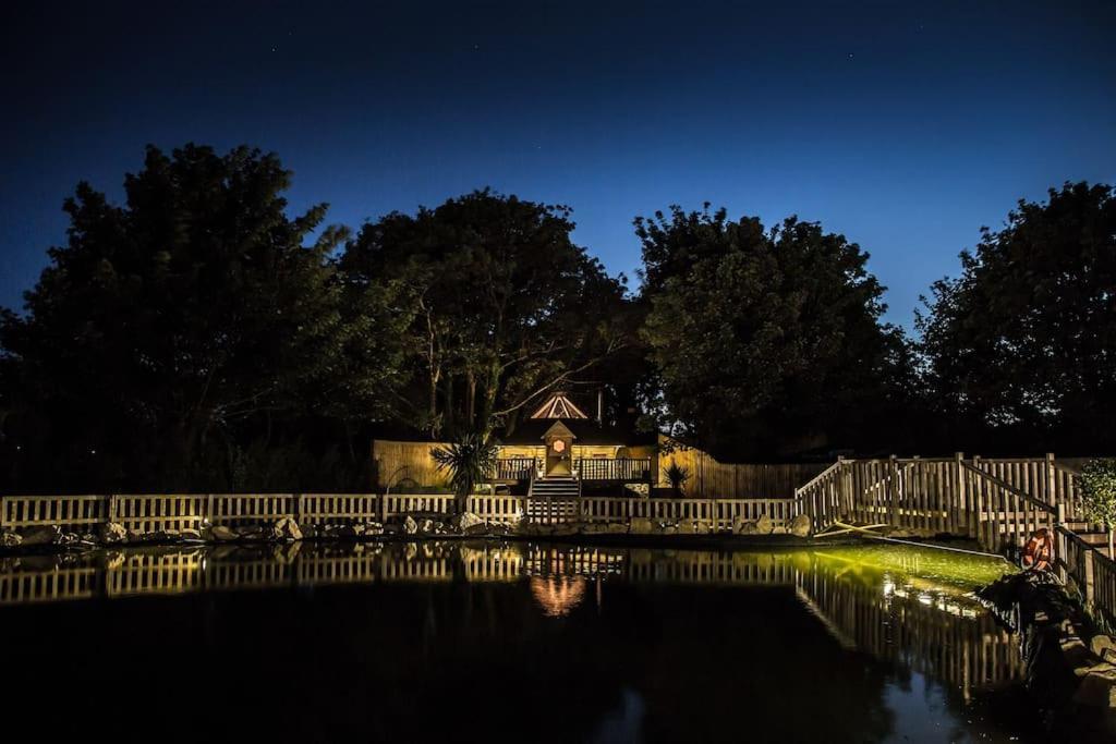 Romantic Treehouse With Hot Tub & Bbq Lodge Praze an Beeble Extérieur photo