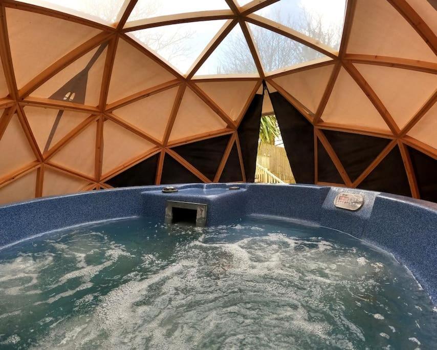 Romantic Treehouse With Hot Tub & Bbq Lodge Praze an Beeble Extérieur photo