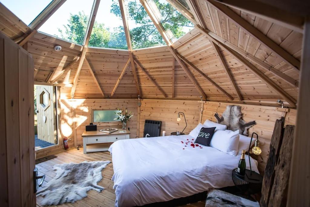 Romantic Treehouse With Hot Tub & Bbq Lodge Praze an Beeble Extérieur photo