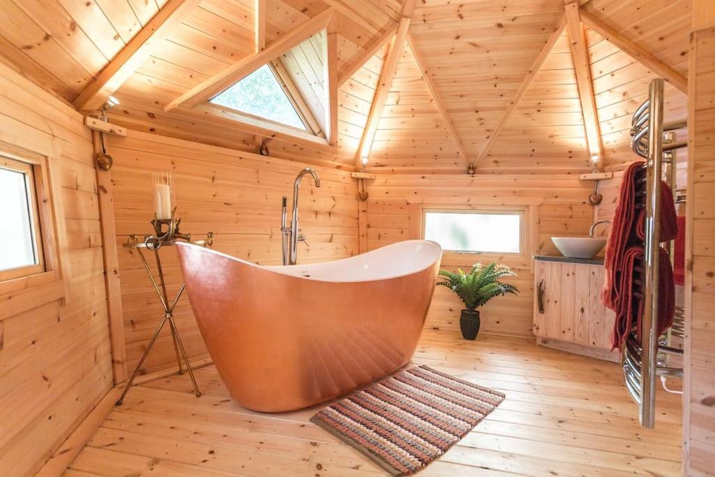 Romantic Treehouse With Hot Tub & Bbq Lodge Praze an Beeble Extérieur photo